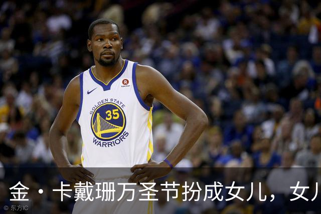 金·卡戴珊万圣节扮成女儿，女儿又扮成了别人